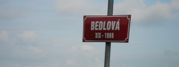 ulice pod lesem